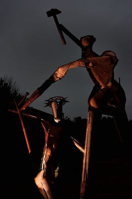 Jesus wird ans Kreuz geschlagen